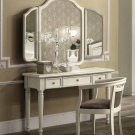 Трюмо і трельяжі в спальню: розміри кутових дзеркал, біле трюмо і моделі інших відтінків