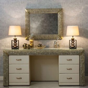 Трюмо і трельяжі в спальню: розміри кутових дзеркал, біле трюмо і моделі інших відтінків