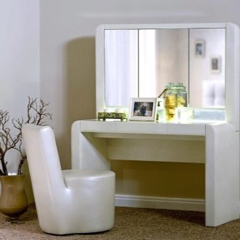 Трюмо і трельяжі в спальню: розміри кутових дзеркал, біле трюмо і моделі інших відтінків