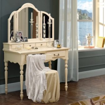 Трюмо і трельяжі в спальню: розміри кутових дзеркал, біле трюмо і моделі інших відтінків