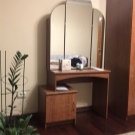 Трюмо і трельяжі в спальню: розміри кутових дзеркал, біле трюмо і моделі інших відтінків