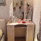 Трюмо і трельяжі в спальню: розміри кутових дзеркал, біле трюмо і моделі інших відтінків