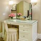 Трюмо і трельяжі в спальню: розміри кутових дзеркал, біле трюмо і моделі інших відтінків