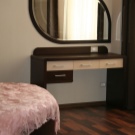 Трюмо і трельяжі в спальню: розміри кутових дзеркал, біле трюмо і моделі інших відтінків