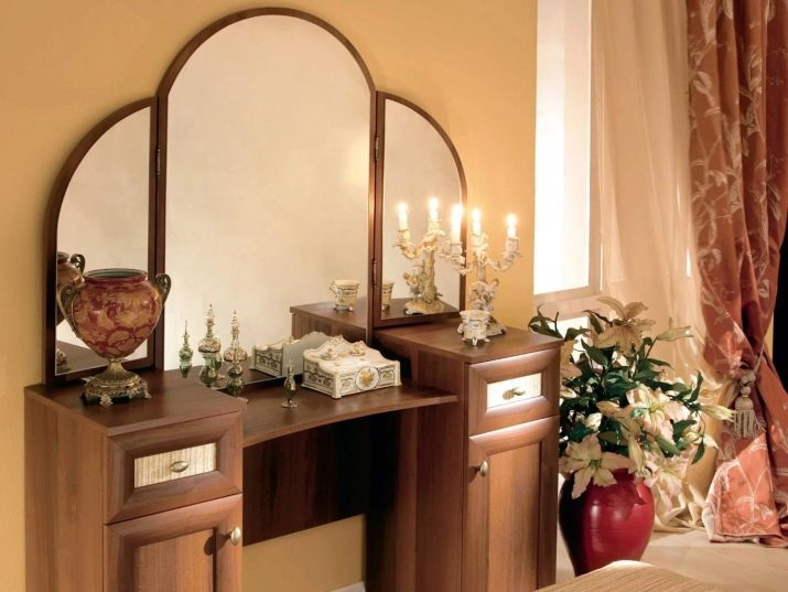 Трюмо і трельяжі в спальню: розміри кутових дзеркал, біле трюмо і моделі інших відтінків