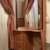 Трюмо і трельяжі в спальню: розміри кутових дзеркал, біле трюмо і моделі інших відтінків