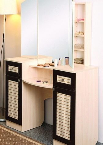 Трюмо і трельяжі в спальню: розміри кутових дзеркал, біле трюмо і моделі інших відтінків