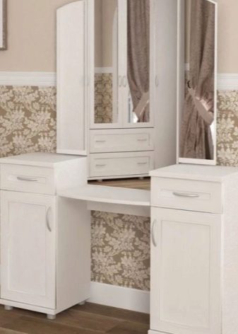 Трюмо і трельяжі в спальню: розміри кутових дзеркал, біле трюмо і моделі інших відтінків