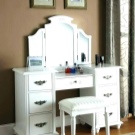 Трюмо і трельяжі в спальню: розміри кутових дзеркал, біле трюмо і моделі інших відтінків