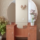 Трюмо і трельяжі в спальню: розміри кутових дзеркал, біле трюмо і моделі інших відтінків