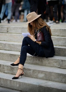 Туфлі на невисокому каблуці (49 фото): красиві жіночі моделі для офісу, для підлітків