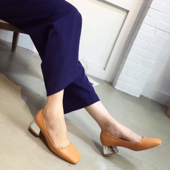 Туфлі на невисокому каблуці (49 фото): красиві жіночі моделі для офісу, для підлітків