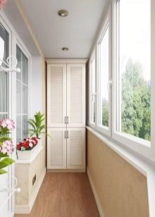 Тумба на балкон (43 фото): як вибрати вбудовані пластикові тумбочки і з вагонки для зберігання овочів?