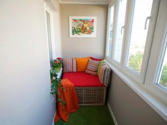 Тумба на балкон (43 фото): як вибрати вбудовані пластикові тумбочки і з вагонки для зберігання овочів?