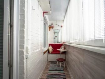 Тумба на балкон (43 фото): як вибрати вбудовані пластикові тумбочки і з вагонки для зберігання овочів?