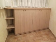 Тумба на балкон (43 фото): як вибрати вбудовані пластикові тумбочки і з вагонки для зберігання овочів?