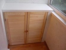 Тумба на балкон (43 фото): як вибрати вбудовані пластикові тумбочки і з вагонки для зберігання овочів?