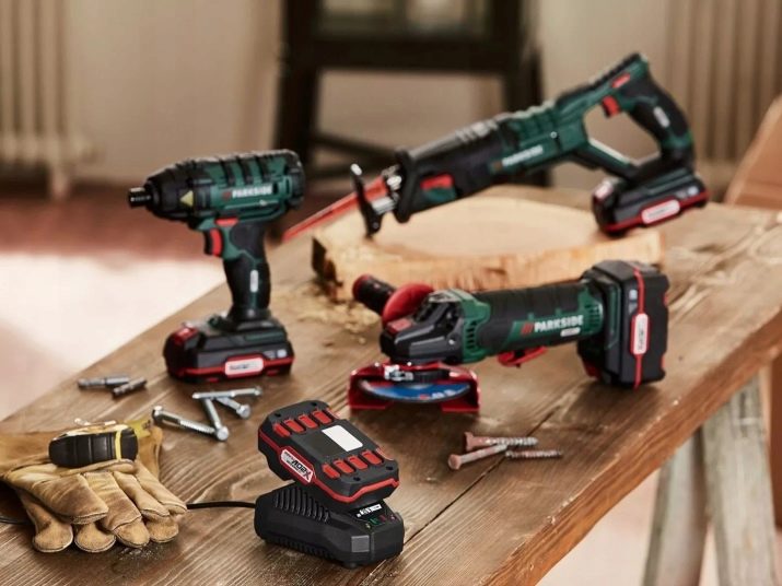 Тумба на балкон (43 фото): як вибрати вбудовані пластикові тумбочки і з вагонки для зберігання овочів?