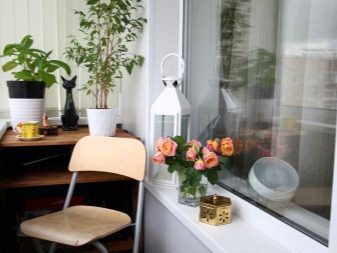 Тумба на балкон (43 фото): як вибрати вбудовані пластикові тумбочки і з вагонки для зберігання овочів?