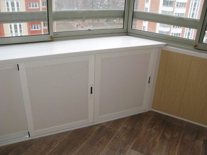 Тумба на балкон (43 фото): як вибрати вбудовані пластикові тумбочки і з вагонки для зберігання овочів?