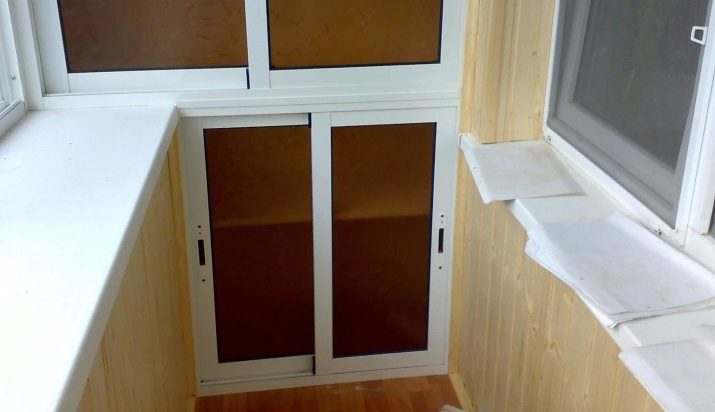 Тумба на балкон (43 фото): як вибрати вбудовані пластикові тумбочки і з вагонки для зберігання овочів?