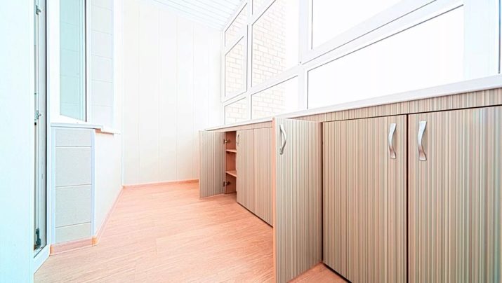 Тумба на балкон (43 фото): як вибрати вбудовані пластикові тумбочки і з вагонки для зберігання овочів?