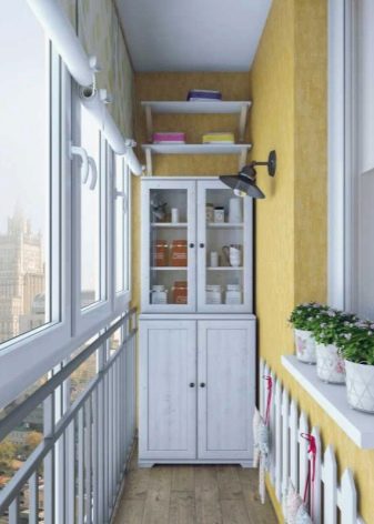 Тумба на балкон (43 фото): як вибрати вбудовані пластикові тумбочки і з вагонки для зберігання овочів?