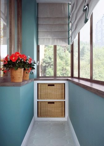 Тумба на балкон (43 фото): як вибрати вбудовані пластикові тумбочки і з вагонки для зберігання овочів?