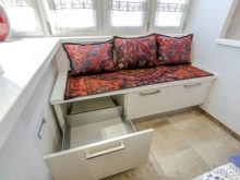 Тумба на балкон (43 фото): як вибрати вбудовані пластикові тумбочки і з вагонки для зберігання овочів?