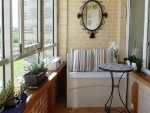 Тумба на балкон (43 фото): як вибрати вбудовані пластикові тумбочки і з вагонки для зберігання овочів?