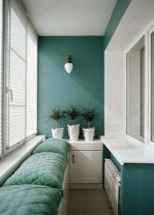 Тумба на балкон (43 фото): як вибрати вбудовані пластикові тумбочки і з вагонки для зберігання овочів?