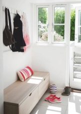 Тумба з сидінням в передпокій (52 фото): види тумбочок з м’яким сидінням у коридор. Особливості дизайну і правила вибору