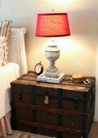 Тумби для спальні (46 фото): як зробити своїми руками? Огляд підвісних тумб під телевізор та для одягу, кутових і довгих білого та іншого кольорів