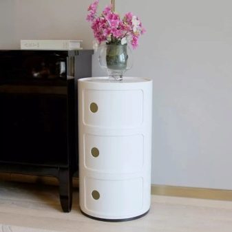 Тумби для спальні (46 фото): як зробити своїми руками? Огляд підвісних тумб під телевізор та для одягу, кутових і довгих білого та іншого кольорів