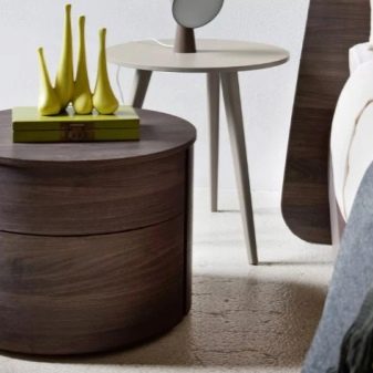 Тумби для спальні (46 фото): як зробити своїми руками? Огляд підвісних тумб під телевізор та для одягу, кутових і довгих білого та іншого кольорів