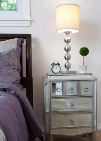 Тумби для спальні (46 фото): як зробити своїми руками? Огляд підвісних тумб під телевізор та для одягу, кутових і довгих білого та іншого кольорів