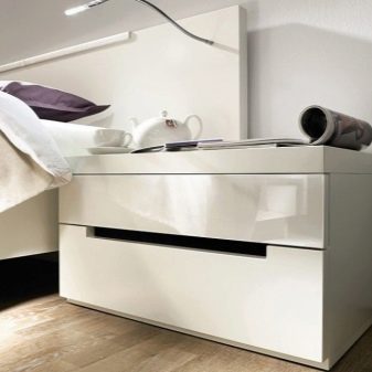 Тумби для спальні (46 фото): як зробити своїми руками? Огляд підвісних тумб під телевізор та для одягу, кутових і довгих білого та іншого кольорів