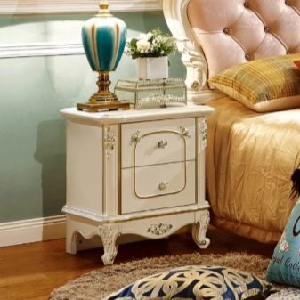 Тумби для спальні (46 фото): як зробити своїми руками? Огляд підвісних тумб під телевізор та для одягу, кутових і довгих білого та іншого кольорів