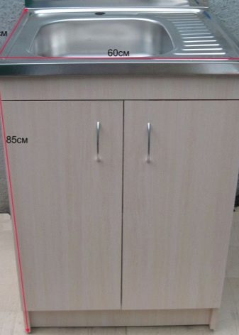 Тумби під мийку на кухню (45 фото): шафи під раковину з розмірами 60х80 та 50х60 см, вибір підлогових кухонних тумбочок