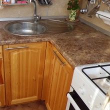 Тумби під мийку на кухню (45 фото): шафи під раковину з розмірами 60х80 та 50х60 см, вибір підлогових кухонних тумбочок