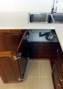 Тумби під мийку на кухню (45 фото): шафи під раковину з розмірами 60х80 та 50х60 см, вибір підлогових кухонних тумбочок