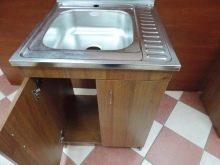 Тумби під мийку на кухню (45 фото): шафи під раковину з розмірами 60х80 та 50х60 см, вибір підлогових кухонних тумбочок