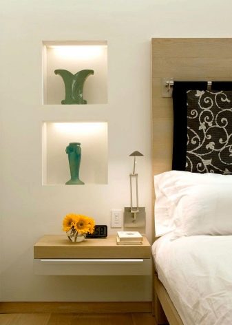 тумбочки Біля шафи в спальню (38 фото): шафки над ліжком і навколо неї з боків, навісні шафи поруч з ліжком і інші варіанти