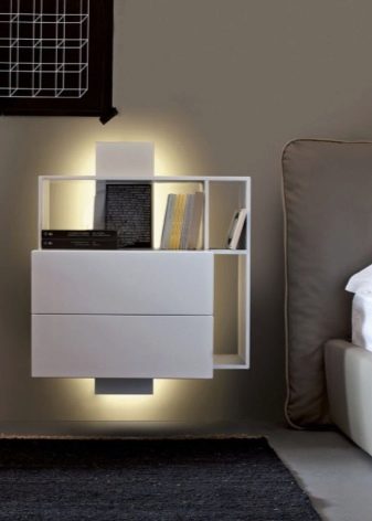 тумбочки Біля шафи в спальню (38 фото): шафки над ліжком і навколо неї з боків, навісні шафи поруч з ліжком і інші варіанти