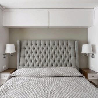 тумбочки Біля шафи в спальню (38 фото): шафки над ліжком і навколо неї з боків, навісні шафи поруч з ліжком і інші варіанти