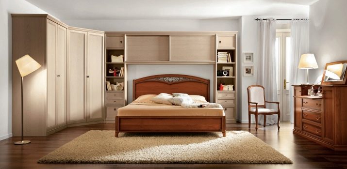 тумбочки Біля шафи в спальню (38 фото): шафки над ліжком і навколо неї з боків, навісні шафи поруч з ліжком і інші варіанти