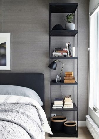 тумбочки Біля шафи в спальню (38 фото): шафки над ліжком і навколо неї з боків, навісні шафи поруч з ліжком і інші варіанти