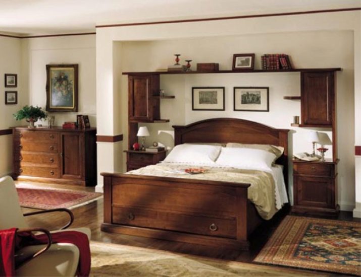 тумбочки Біля шафи в спальню (38 фото): шафки над ліжком і навколо неї з боків, навісні шафи поруч з ліжком і інші варіанти