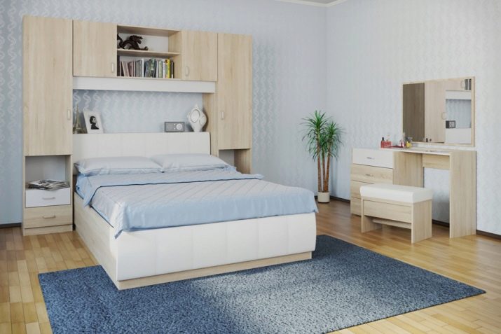 тумбочки Біля шафи в спальню (38 фото): шафки над ліжком і навколо неї з боків, навісні шафи поруч з ліжком і інші варіанти