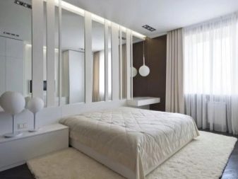 тумбочки Біля шафи в спальню (38 фото): шафки над ліжком і навколо неї з боків, навісні шафи поруч з ліжком і інші варіанти